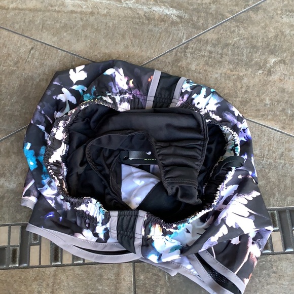 NIKE WOMENS RUNNING SHORTS - Picture 13 of 15